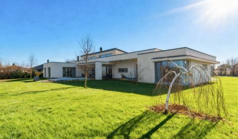 I PREDAJ moderná vila s bazénom a veľkým pozemkom