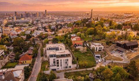 PRENÁJOM  2-IZBOVÝ BYT S VEĽKOU TERASOU V TOP LOKALITE POD SLAVÍNOM