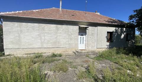 Trojizbový rodinný dom vhodný aj na chalupu v kľudnej časti obce Jatov