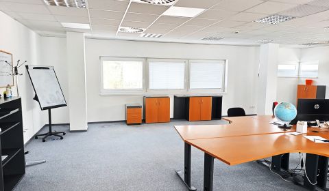 Samostatné kancelárie s parkovaním pred budovou v Žiline