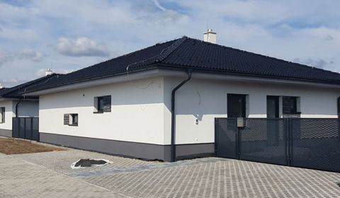 NOVOSTAVBA 4 izb. rodinného domu s 3 parkov. státiami v obci Láb