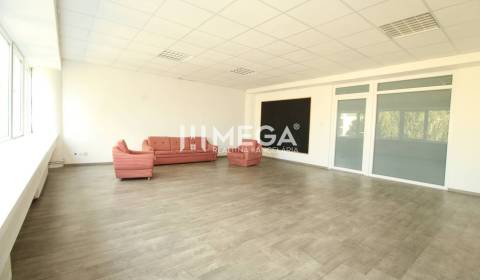 NA PRENÁJOM kancelária na námestí v 