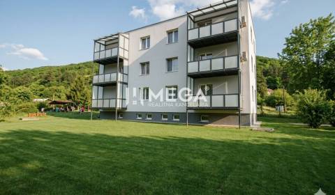 Na predaj - 3izbový byt s pozemkom a garážou v meste Humenné