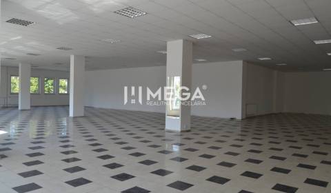 PRENÁJOM-Obchodný priestor v centre mesta Humenné-420m2
