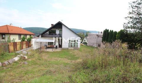 NA PREDAJ dom s veľkým pozemkom v meste Humenné