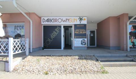 Obchodný priestor 43 m2 s výkladom, novostavba s parkovaním v Rovinke