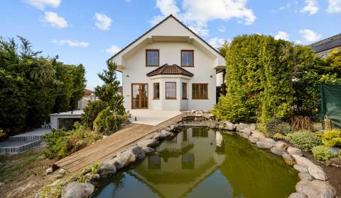 Kúpte si MODERNÝ, IDYLICKÝ 5i RD v NADŠTANDARDE s KRBOM, JAZIERKOM