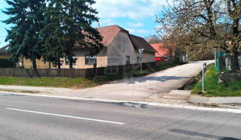 Starší 5 izbový rodinný dom v obci Drietoma na predaj