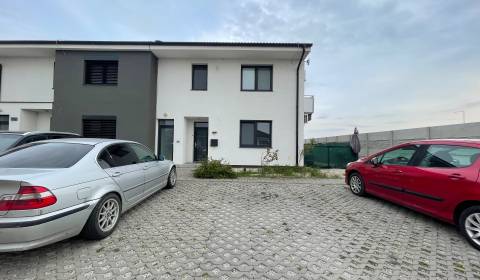 Prenájom 1 izbový byt s parkovacím miestom a terasou