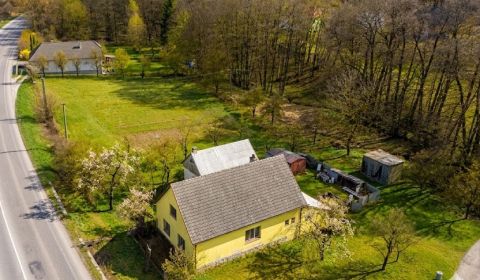 IBA U NÁS! Pozemok 5 912 m2 s RD, Mníchova Lehota