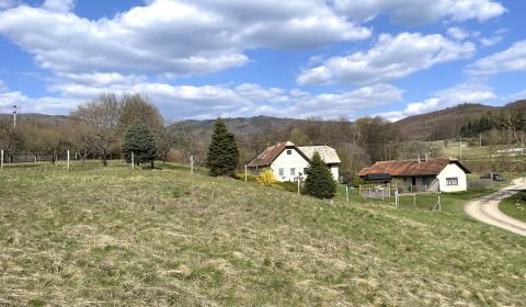 Rodinný dom na Ivinách s veľkým pozemkom a prírodnou atmosférou