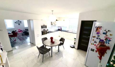 Ponúkame Vám na predaj prerobený 4-izbový rodinný dom Nitra.