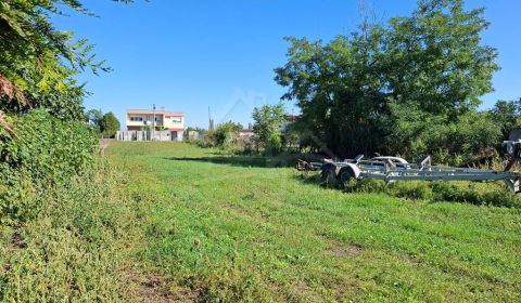 Slnečný pozemok 722m2 v Kravanoch nad Dunajom s výhľadom na maďarské p