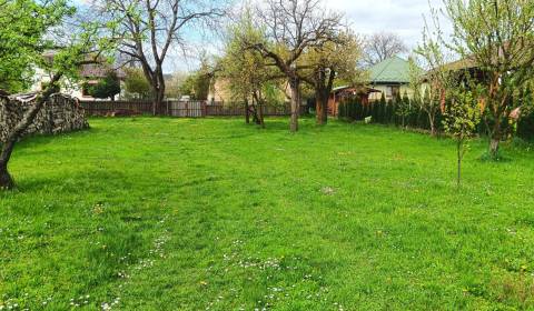 Slnečný rovinatý pozemok  v Strážskom