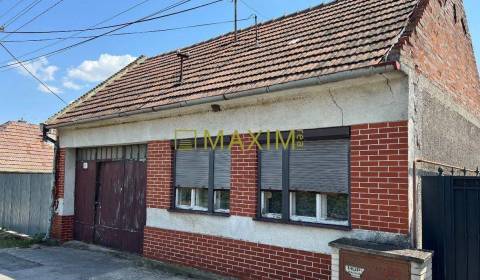 Dom a krásny veľký rovinatý pozemok v obci Dolné Orešany