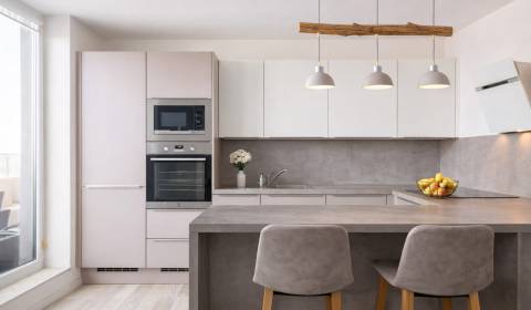 Pozrite si 2 i MEZONET so 40 m TERASOU, HNEĎ PRI CENTRE, PARKING