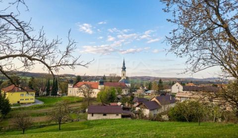EXKLUZÍVNE - Viac než len dom: Rozsiahle sídlo s dušou, veľkým pozemko