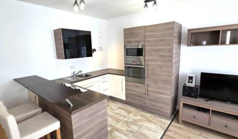 Exkluzívne na prenájom nadštandardný 2 izb. byt s balkónom