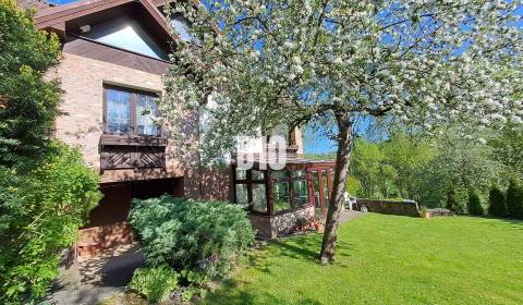 Zaujímavý rodinný dom s veľkým pozemkom, krásnou záhradou a bohatým pr