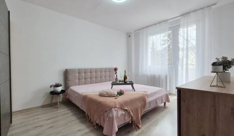 KOMPLETNE PREROBENÝ 2-IZBOVÝ BYT, BANSKÁ ŠTIAVNICA – KRIŽOVATKA, 64M2