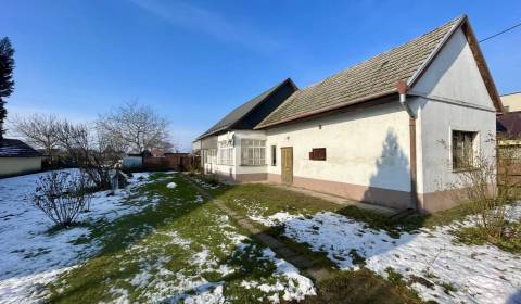 VRAKÚŇ – STARÝ RODINNÝ DOM NA PREDAJ S VEĽKÝM POZEMKOM - 24 ÁROV