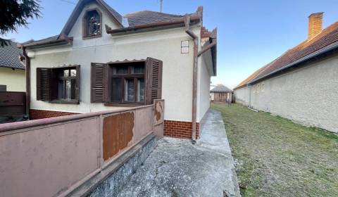 TOPOĽNÍKY – 4-IZBOVÝ RODINNÝ DOM NA PREDAJ NA 14 ÁROVOM POZEMKU