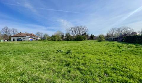 OKOČ – POZEMOK NA PREDAJ V CENTRE DEDINY