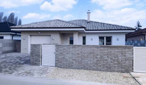 Rezervované / 4-izbový rodinný dom v obci Michal na Ostrove