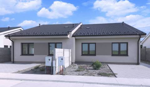 Predané - 4izbový rodinný dom (dvojdom) v obci Horná Potôň!