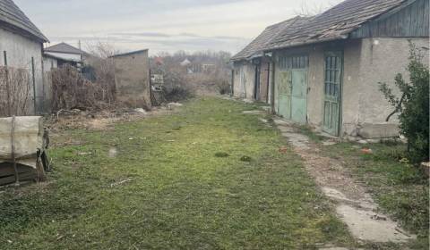 Na predaj stavebný pozemok so starším rodinným domom  v Gabčíkove, tic