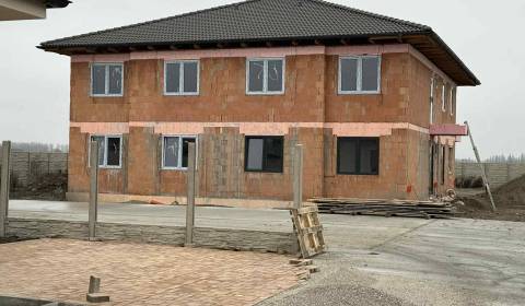 Nová štvorbytovka v tichom prostredí iba 10km od Dunajskej Stredy v ob
