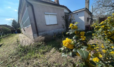 MH296- Na predaj zachovalý rodinný dom s veľkým pozemkom
