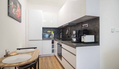 Tehlový 2-izbový byt s balkónom v novostabe, Nové Zámky