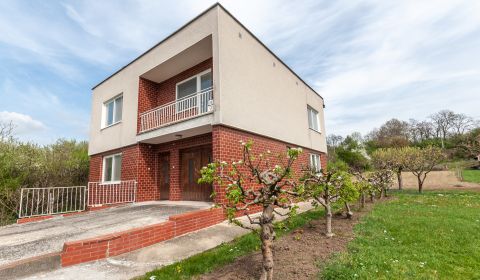Predaj domu s veľkým pozemkom v Podhájskej