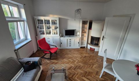 Prenajmeme menší 3 izb byt na Dobšinského ulici 