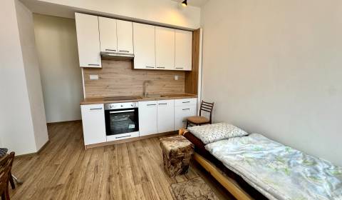 Na Predaj: Útulná garzónka s balkónom v širšom centre Hlohovca