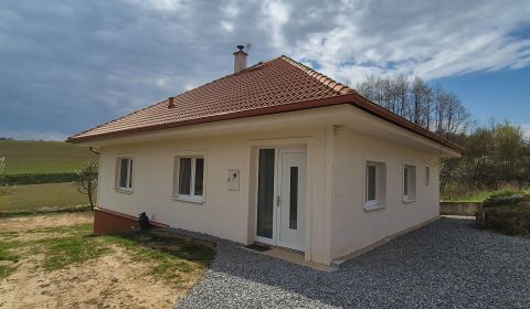 Exkluzívne ponúka na predaj rodinný dom v Jablonke
