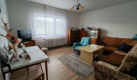 PREDAJ: 3-izbový byt v rodinnom dome so záhradou a garážou – Šaštín