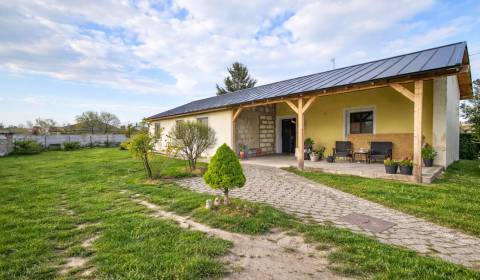 Ponúkame na predaj rodinný dom s veľkým pozemkom v obci Trnávka