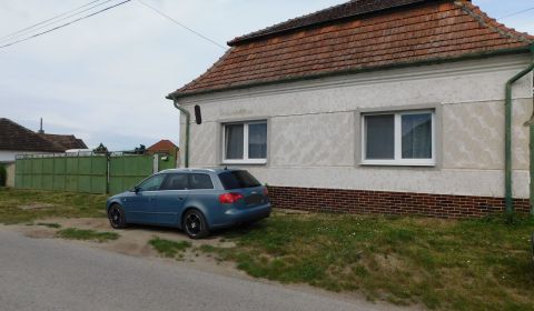 Ponúkame na predaj 3-izb. rodinný dom v obci Dvory nad Žitavou.