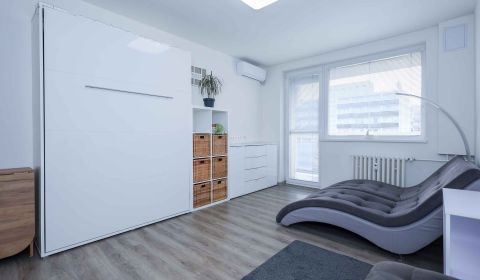 PREŠOVSKÁ - garsónka 33 m2 s loggiou a výhľadom na zeleň, IHNEĎ VOĽNÝ