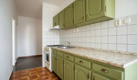Veľký 2-izbový byt s balkónom blízko stanice, Nové Zámky