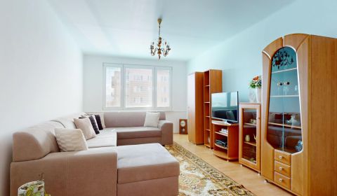 REZERVOVANÉ, Priestranný 2-izbový byt s dvoma balkónmi – sídlisko F