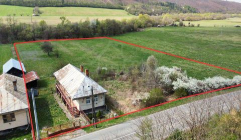 Veľký rovinatý pozemok 6 593 m² s domčekom na okraji obce