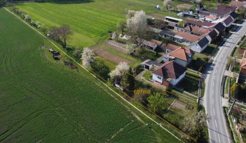 Slnečný pozemok v Prietrži (697m2) s potenciálom výstavby