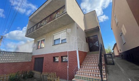 Poschodový rodinný dom s garážou v centre Tvrdošoviec