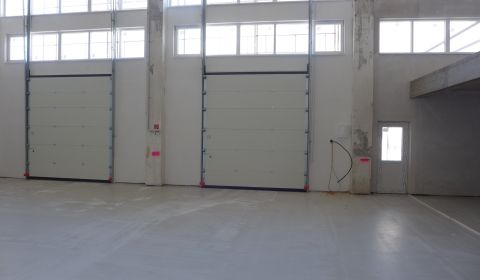 Sklad na prenájom o ploche 210 m2 s WC a s dvomi veľkými bránami