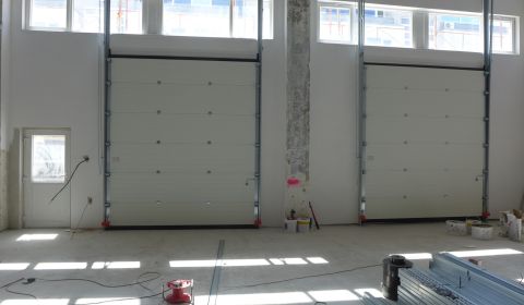 Sklad na prenájom o ploche 159 m2 s WC a s dvomi veľkými bránami  