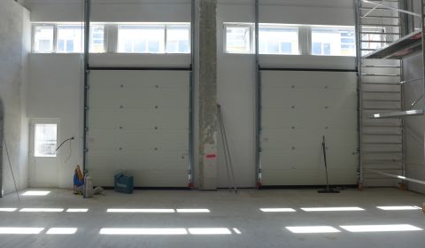 Sklad na prenájom o ploche 202 m2 s WC a s dvomi veľkými bránami  