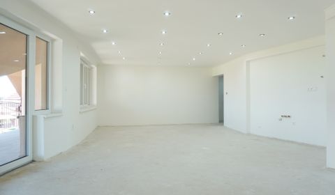 Veľkometrážny 3-izbový holobyt 158,82 m² s veľkou terasou v nízkoenerg